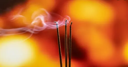 Khi dâng hương ta cũng cần phải tâm niệm về ý nghĩa của nó