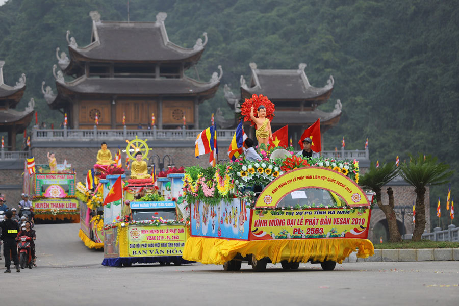 Hình ảnh của từng đoàn xe hoa, kiệu hoa rước Phật