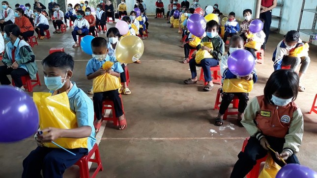Tặng quà trung thu, học bổng đến học sinh các trường tiểu học thuộc huyện Chư Sê