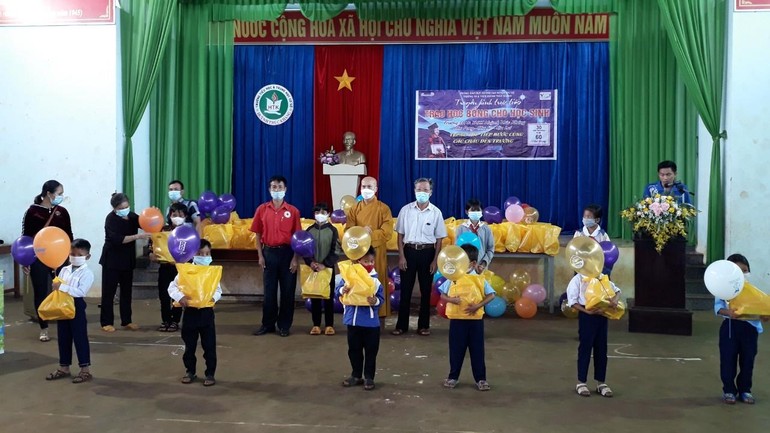 Tặng quà trung thu, học bổng đến học sinh các trường tiểu học thuộc huyện Chư Sê