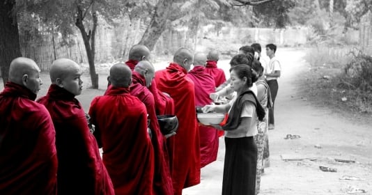 
Đức Phật dạy tạo phước, không dạy xin phước 