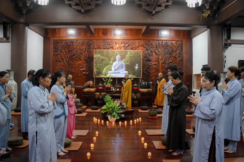 Lễ Phật trước khi thuyết giảng