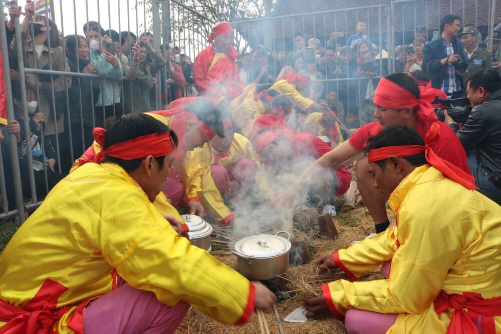 Trò chơi kéo lửa thổi cơm thi tại hội Xuân chùa Keo
