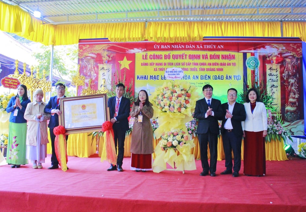 Lãnh đạo chính quyền thị xã Đông Triều trao bằng công nhận di tích lịch sử cấp tỉnh  chùa An Biên