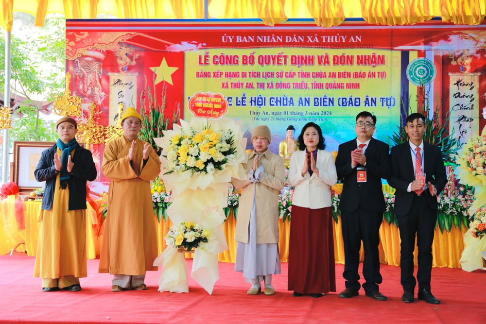 Đón nhận lãng hoa chúc mừng của Ban Trị sự GHPGVN tỉnh Quảng Ninh