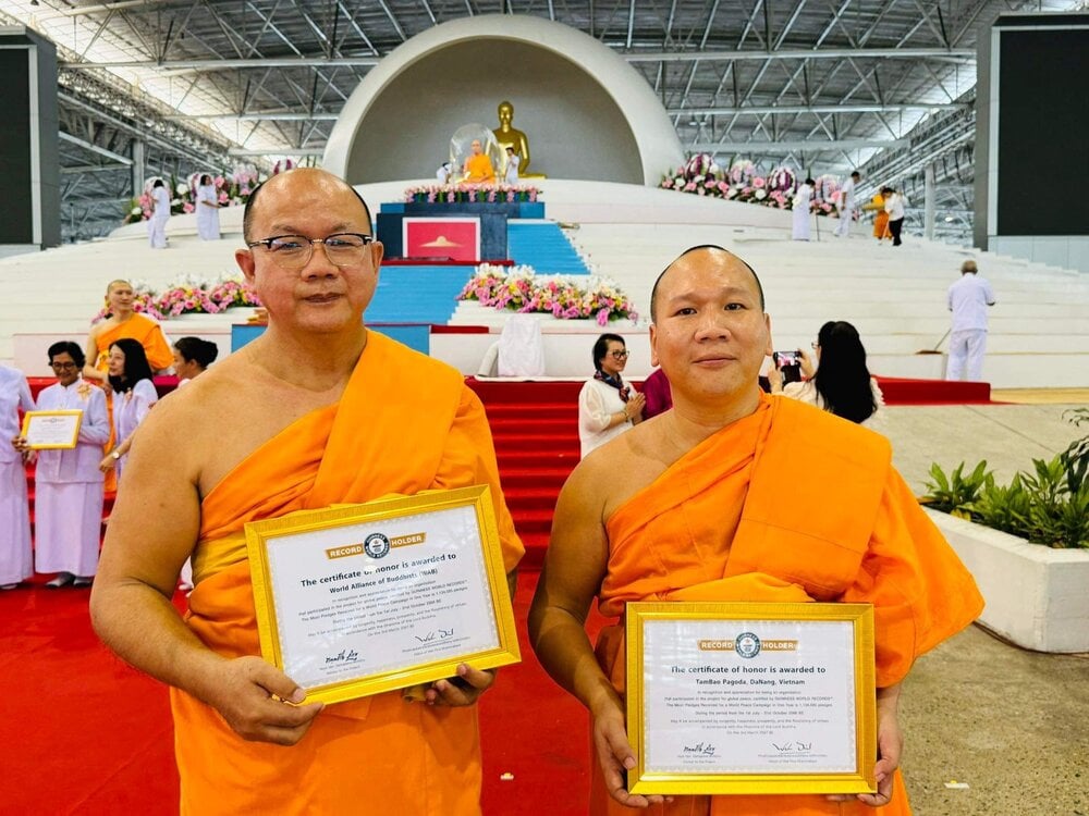 Thượng tọa Tiến sĩ Pornchai Palavadhammo, Chủ tịch Liên minh Phật tử Thế giới (WAB) và Đại Đức Thích Pháp Hiếu nhận bằng khen đoàn kết của tổ chức World-PEC vào ngày 3/3/2024 tại Thái Lan.