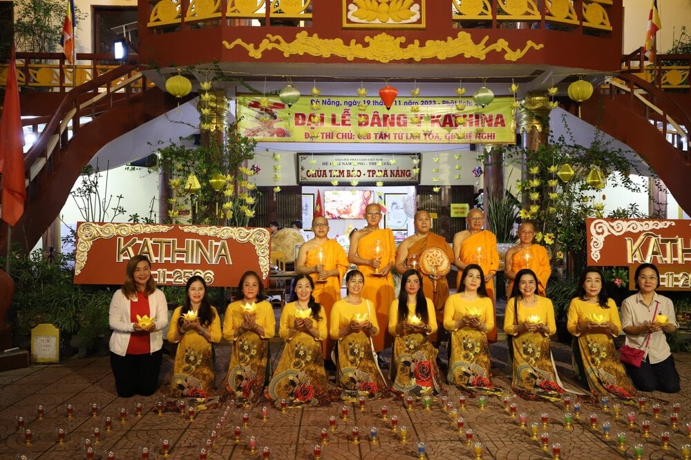 Đoàn Chư Tăng và Phật Tử Chùa Dhammakaya Thái Lan thắp nến cầu nguyện quốc thái dân an, thế giới hoà bình tại lễ Kathina TP.Đà Nẵng năm 2023.