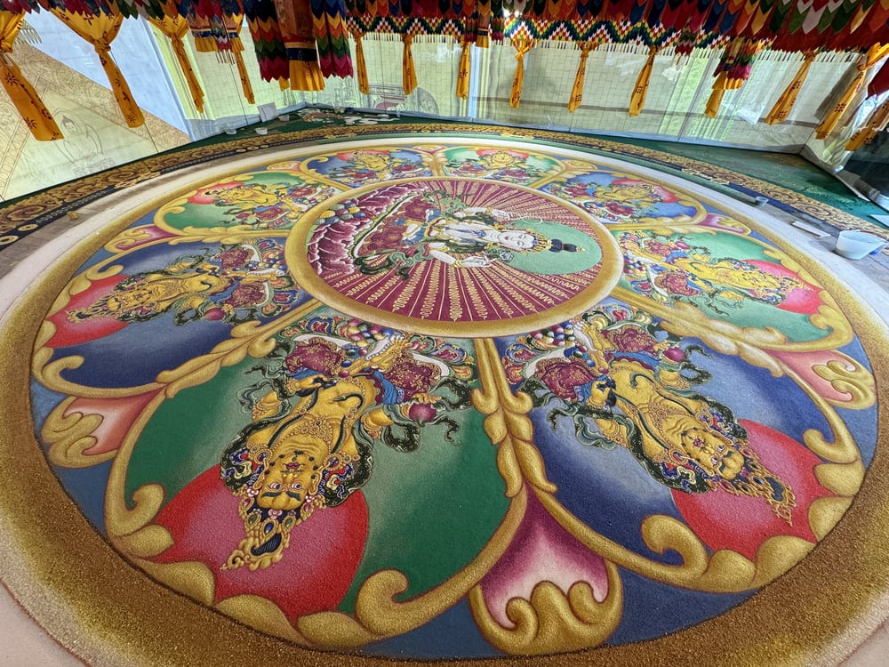 Không gian trưng bày Tranh Mandala Bát Liên Đàn Quan Âm Tài Bảo Thiên - chế tác bột đá quý.