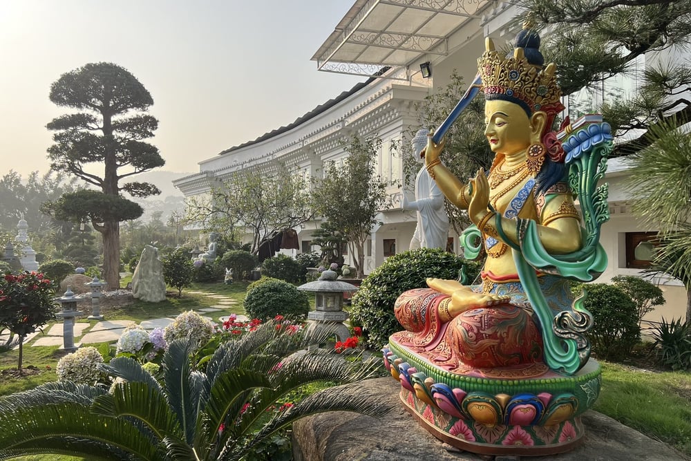 Tôn tượng Đức Văn Thù tại khuôn viên Bảo tháp Mandala Tây Thiên.