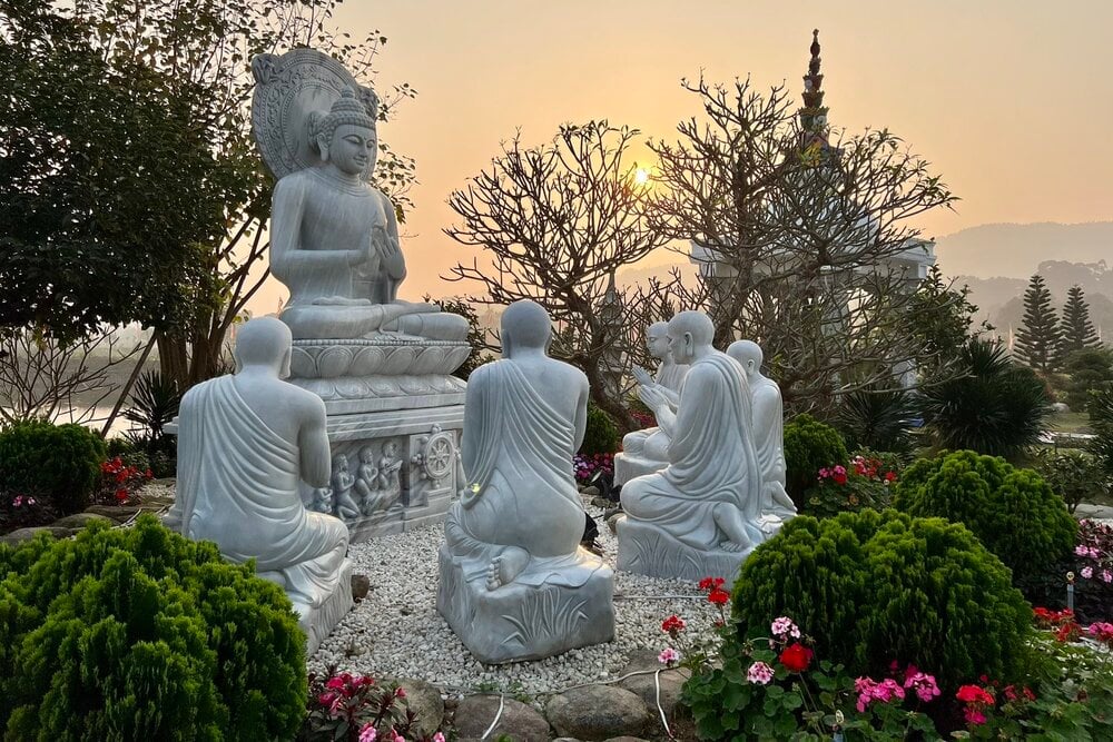 Đức Phật Thích Ca và 5 anh em ngài Kiều Trần Như tại Vườn Phật chuyển Pháp luân.