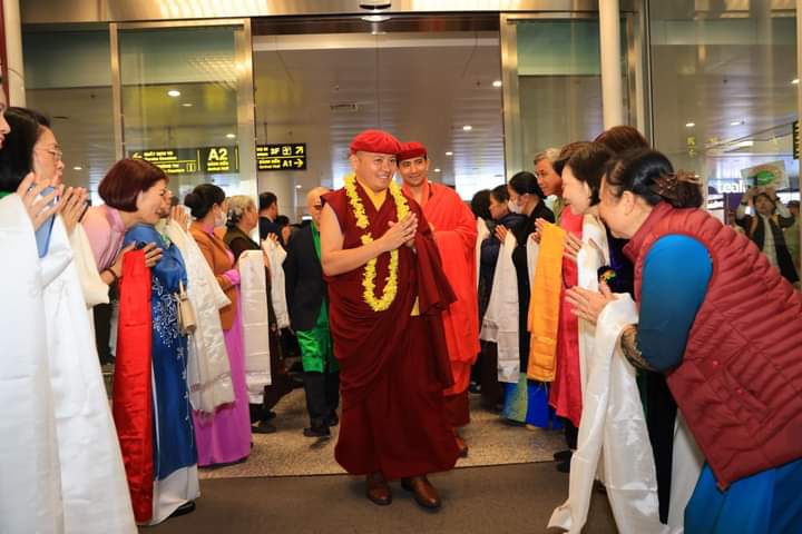 Sáng 8.3 Phật tử cung đón Đức H.E Thuksey Rinpoche tại sân bay Nội Bài, Hà Nội.