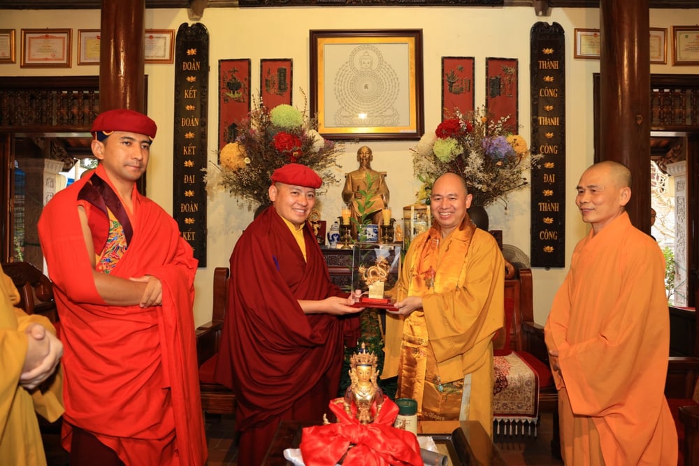 Thượng tọa Thích Đức Thiện đón tiếp ngài Drukpa Thuksey Rinpoche tại chùa Phật tích, Bắc Ninh.