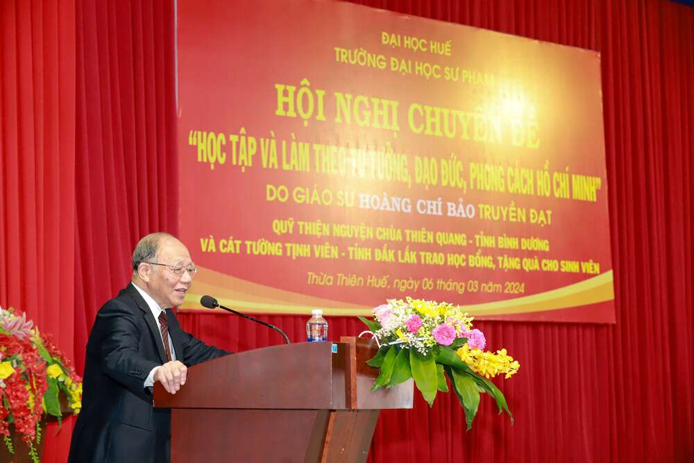 Giáo sư Hoàng Chí Bảo chia sẻ chuyên đề về “Học tập và làm theo tư tưởng, đạo đức, phong cách Hồ Chí Minh”.