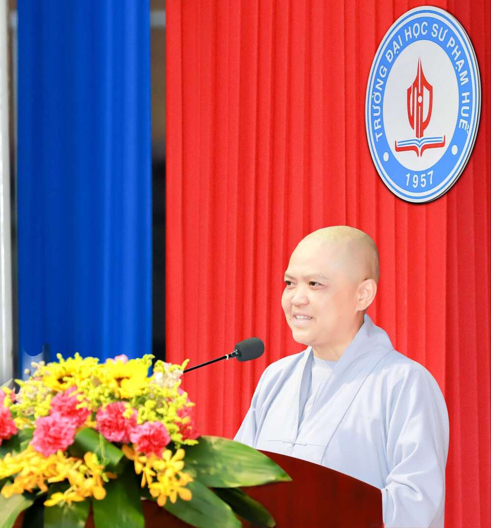 Ni sư Hương Nhũ – Phó phân ban Ni giới Trung Ương, giảng viên học viện Phật giáo Việt Nam, trụ trì chùa Thiên Quang tỉnh Bình Dương