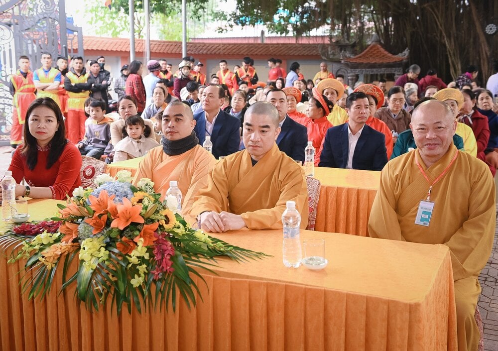 Chư tôn đức, đại diện chính quyền, Phật tử tham dự lễ khai hội