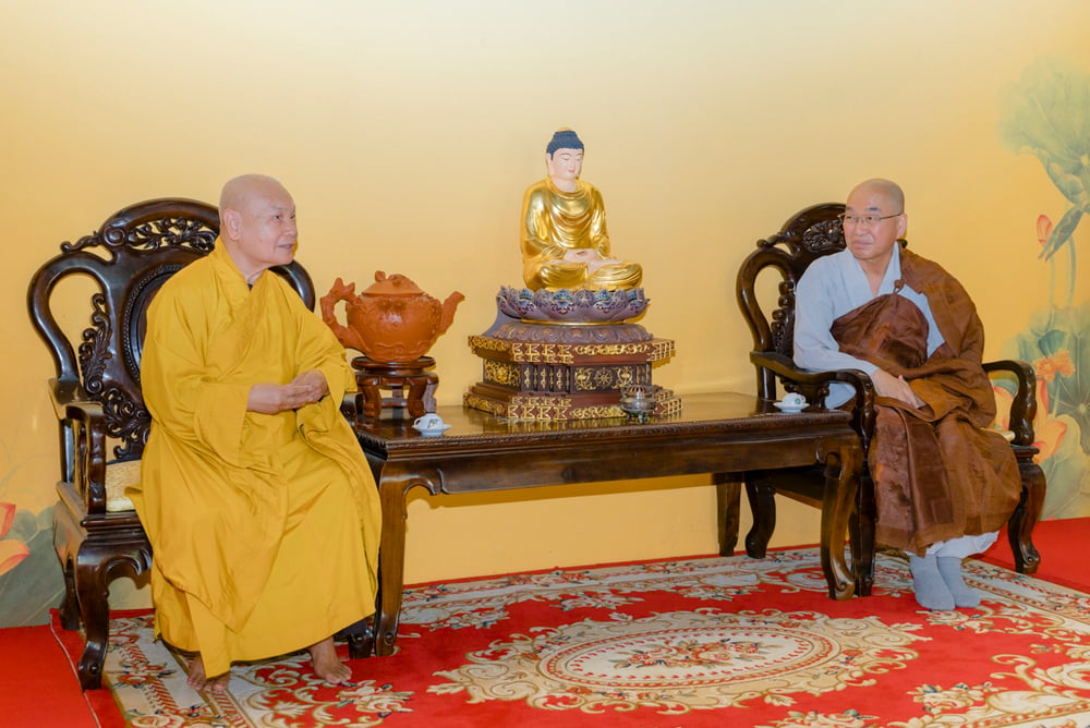 Cuộc gặp thân tình giữa 2 vị tôn trưởng lãnh đạo GHPGVN và Hội Phật giáo Tịnh độ (Hàn Quốc)