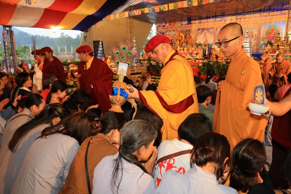Lễ ban truyền quán đỉnh cộng đồng pháp tu Phật Dược sư tại Pháp hội