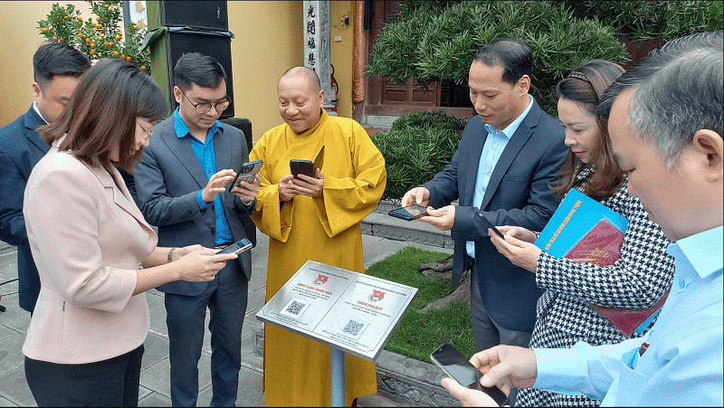 Các đại biểu quét mã qr code, hiện thông tin về chùa Liên Phái.