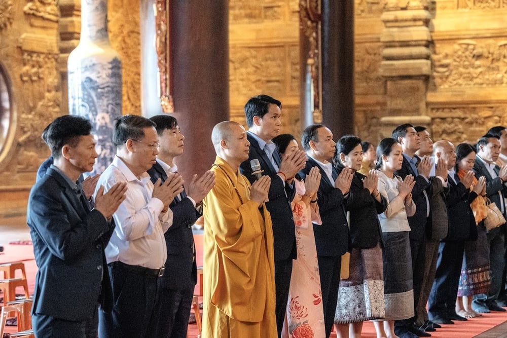 Đoàn dâng hương và lễ Phật tại chính điện chùa Tam Chúc