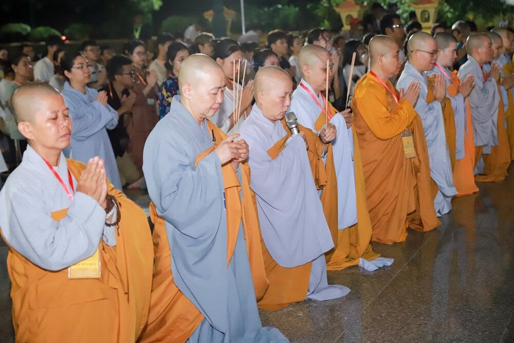 Ni trưởng Hạnh Nghiêm niêm hương bạch Phật - chương trình “Tam bộ nhất bái”
