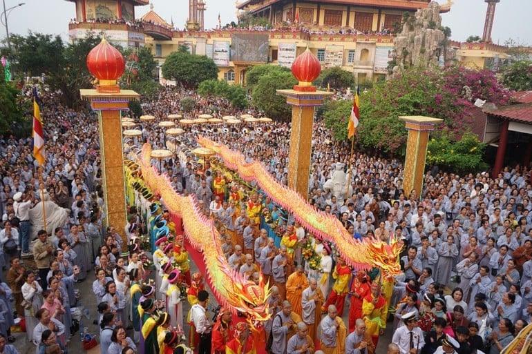 Đông đảo Phật tử, người dân về dự lễ chính thức lễ hội Quán Thế Âm tại chùa Quán Thế Âm - Ngũ Hành Sơn, Đà Nẵng - Ảnh: Nguyên Hà