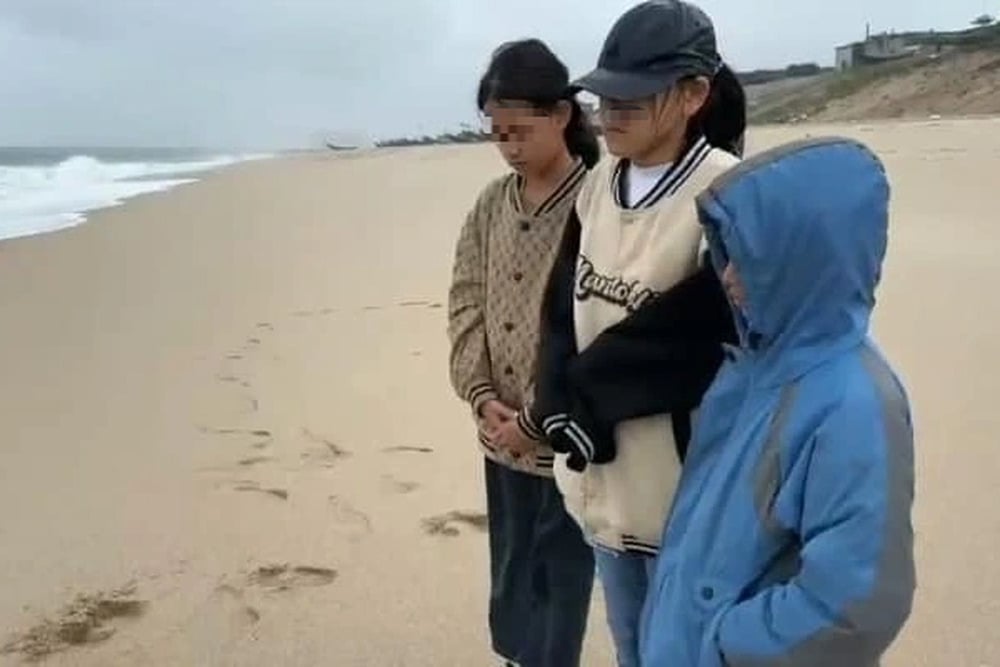Hình ảnh 3 đứa trẻ co ro trên bãi biển, ngóng tin tức bố mẹ khiến nhiều người xót xa (Ảnh: Facebook Kỳ Anh). Quảng cáo của DTads