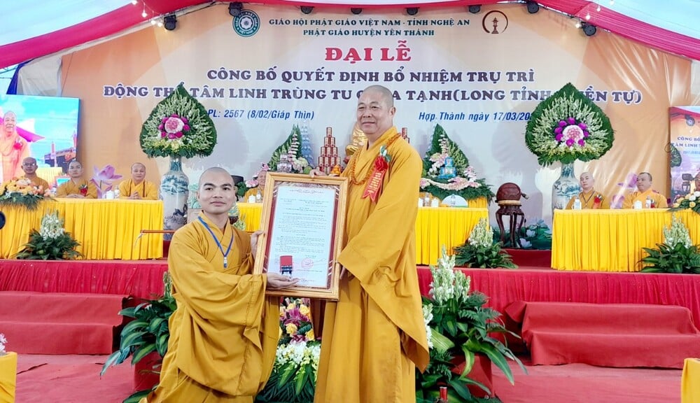 Hòa thượng Thích Thọ Lạc, Phó ban Thường trực BTS Phật giáo tỉnh Nghệ An trao quyết định bổ nhiệm trụ trì và con dấu chùa đến tân trụ trì