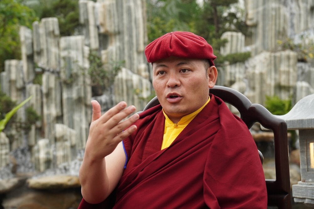 Đức Drukpa Thuksey Rinpoche trò chuyện với báo chí trong Pháp hội Dược Sư Hoàng Tài Bảo Thiên.