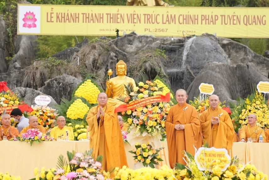 Hòa thượng Thích Gia Quang tặng lẵng hoa chúc mừng lễ khánh thành Thiền viện Trúc Lâm Chính Pháp Tuyên Quang