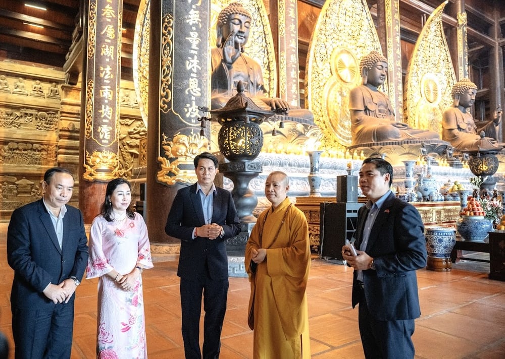 Thượng tọa Thích Minh Quang hướng dẫn phái đoàn tham quan và giới thiệu về kiến trúc chùa Tam Chúc