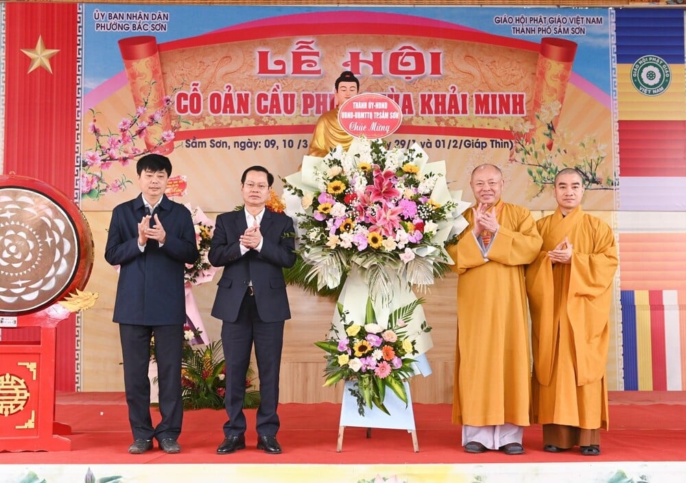 Lãnh đạo Thành ủy HĐND, UBND, Ủy ban MTTQVN TP. Sầm Sơn tặng hoa chúc mừng