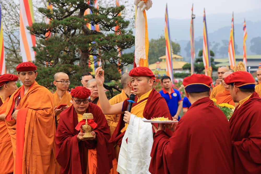 Đức Drukpa Thuksey Rinpoche ban gia trì trong Pháp hội Cầu An Dược Sư Hoàng Tài Bảo Thiên tại Đại Bảo Tháp Mandala Tây Thiên.