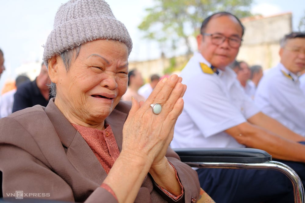 Mẹ Lan bật khóc khi nhắc đến con trai, liệt sĩ Nguyễn Hữu Lộc. Ảnh: Nguyễn Đông