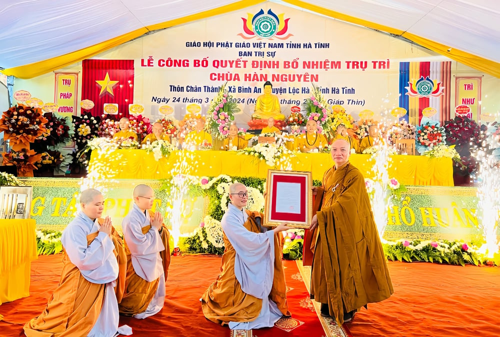 Thượng tọa Thích Chiếu Tuệ, Phó ban Thường trực BTS Phật giáo Hà Tĩnh trao quyết định bổ nhiệm trụ trì đến Sư cô Thích nữ Viên Thuần