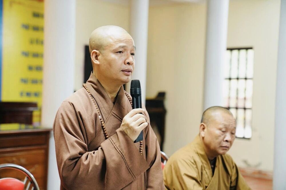 Thượng tọa Thích Minh Quang chủ trì phiên họp