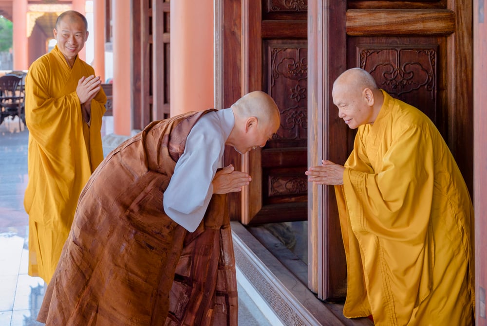 Hai vị lãnh đạo Phật giáo cung kính chào nhau