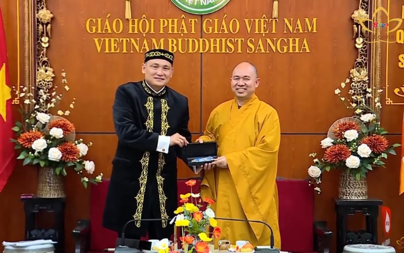 Đại sứ Cộng hòa Kazakhstan tại Việt Nam Kanat Tumysh và Thượng tọa Thích Đức Thiện - Phó Chủ tịch – Tổng Thư ký HĐTS, Trưởng ban Phật giáo Quốc tế TƯGH.