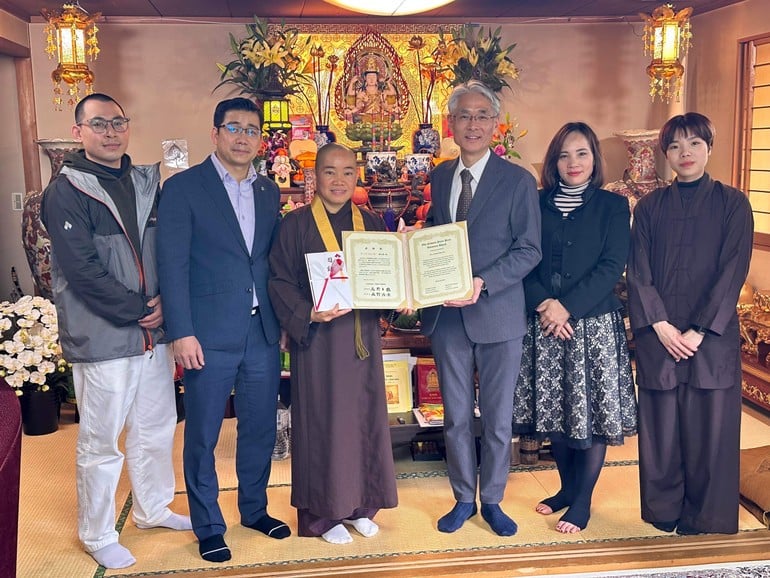 Ông Niwano Hiroshi, Chủ tịch Quỹ Hòa bình Niwano trao Giải thưởng Hòa Bình Niwano đến Ni sư Tâm Trí - Chủ tịch Hội Phật tử Việt Nam tại Nhật Bản