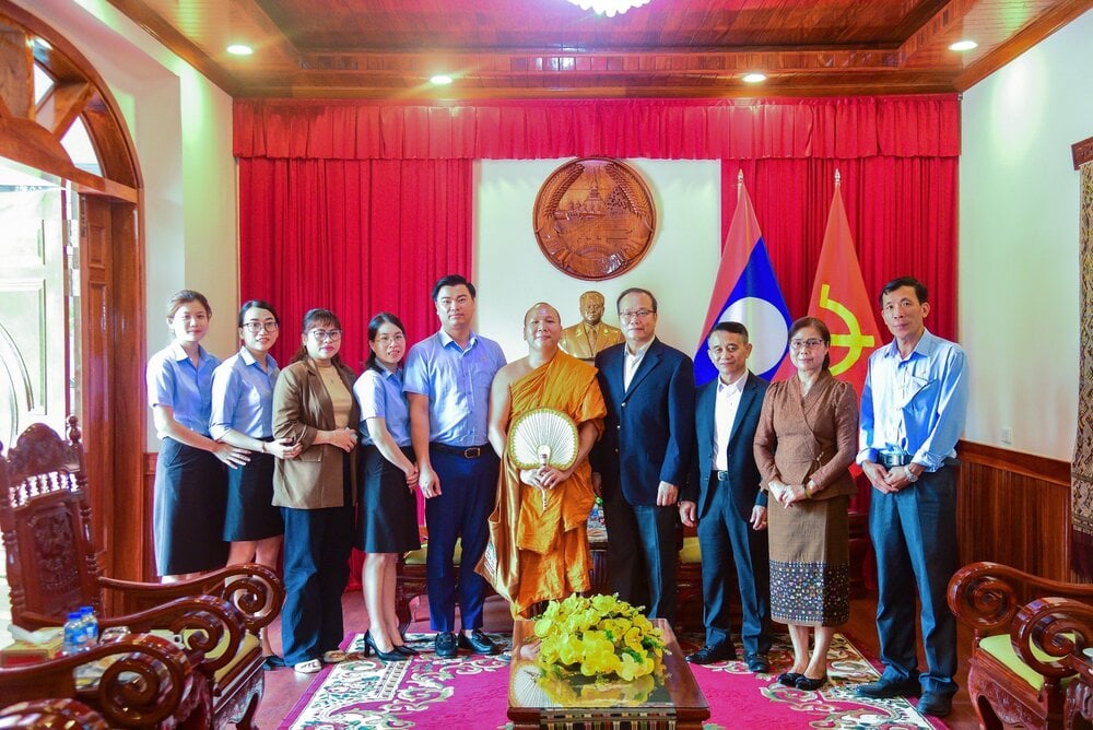 Phái đoàn thăm và chúc tết Tổng Lãnh Sư Lào và nhân viên.
