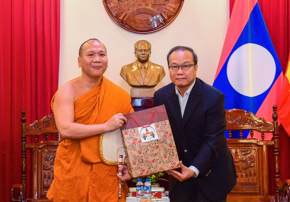 Đại Đức Thích Pháp Hiếu tặng quà Phật Pháp chúc Tết Bunpimay Lào 2567 đến TLS Lào.