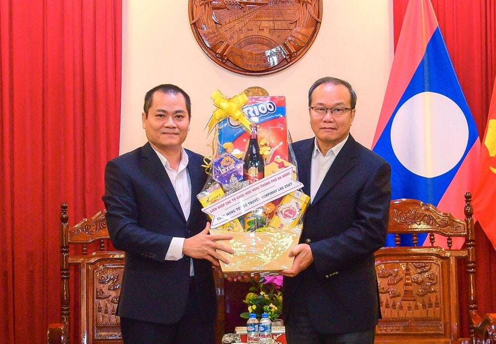 Ông Nguyễn Ngọc Bình tặng quà Chúc Tết Bunpimay Lào 2567 đến TLS Lào.