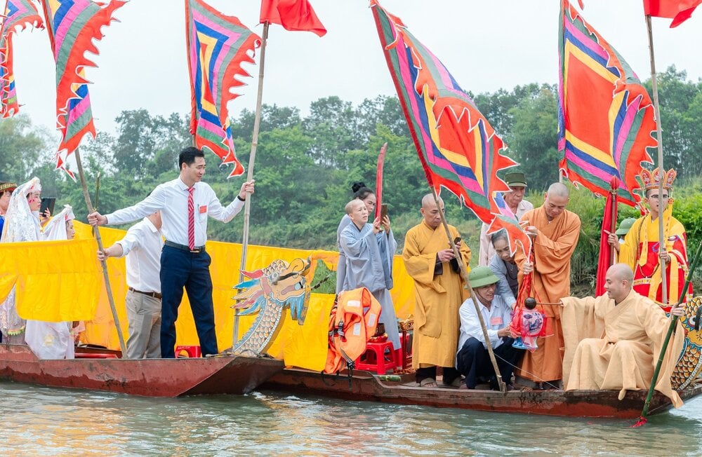 Nghi thức lấy nước, nước đổ vào bình qua màn lọc được chư Tăng thực hiện cẩn thận, tỉ mỉ