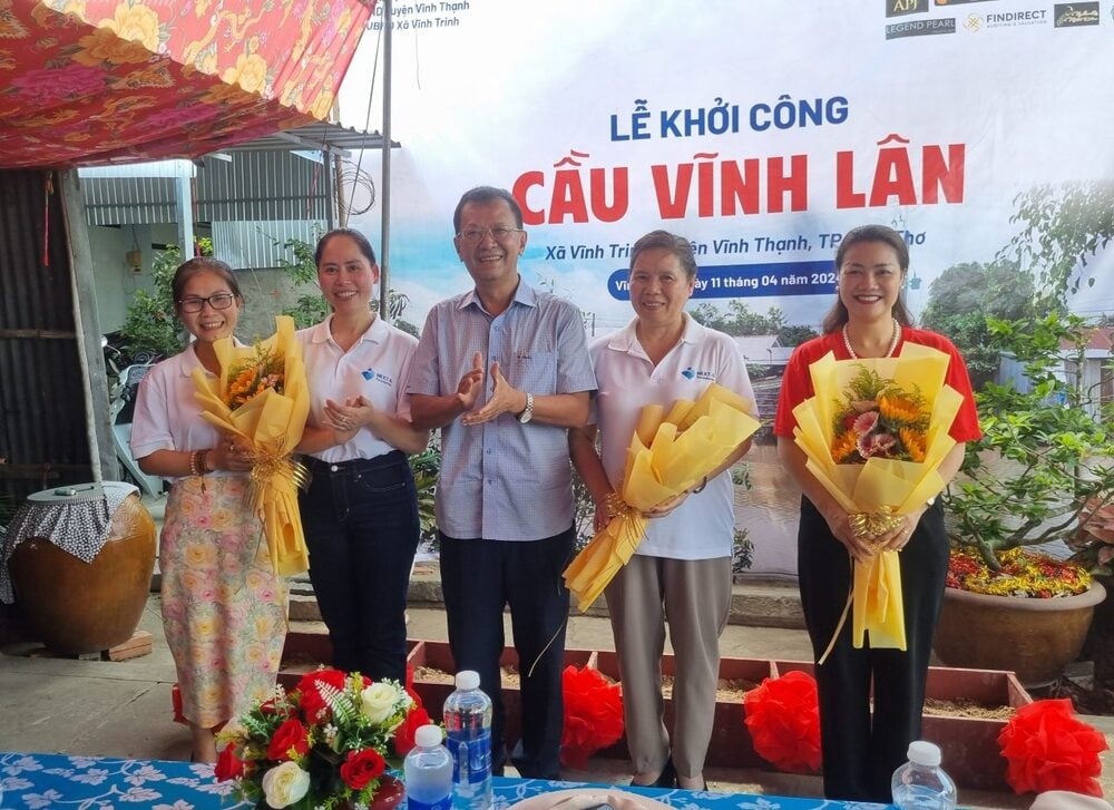 Xã Vĩnh Trinh tặng hoa tri ân các nhà tài trợ