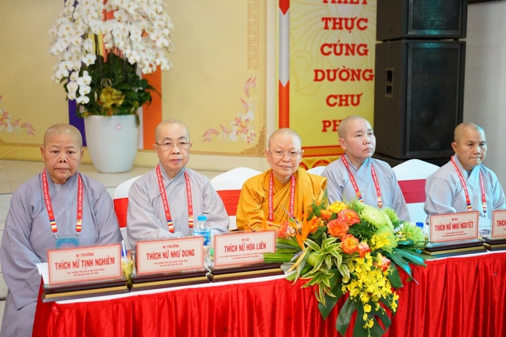 Chư Tôn đức Ni - Phó Phân ban Ni giới Trung ương