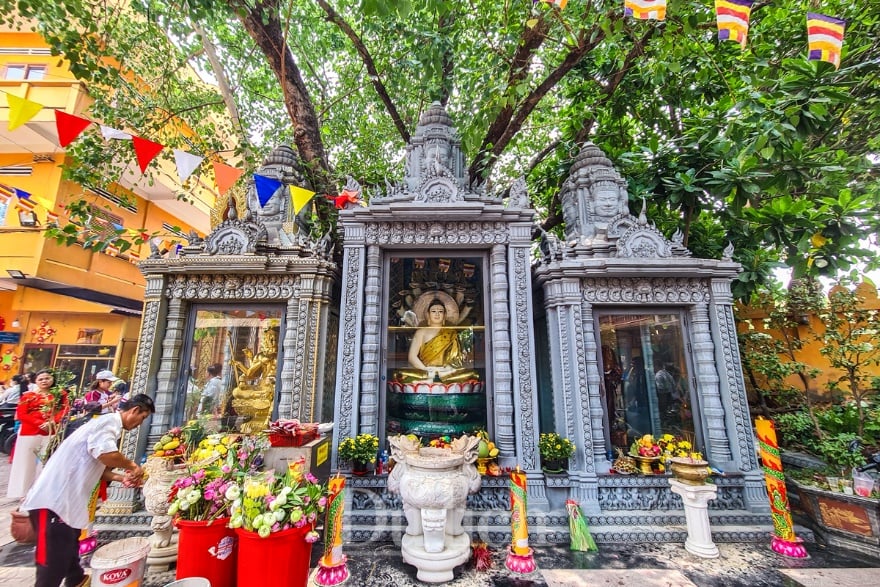 Chùa Chantaransay hay còn gọi chùa Candaransi, nằm dưới chân cầu Lê Văn Sỹ, trên đường Hoàng Sa, P Võ Thị Sáu, Q.3.