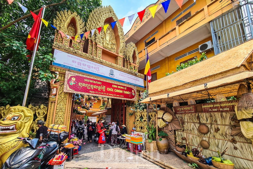 rưa, chiều cùng ngày, đông đảo bà con Kmer cùng người dân và du khách hướng về chùa Chantaransay ăn tết cổ truyền Chôl Chnăm Thmây.
