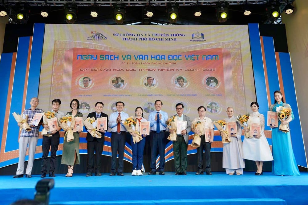 Các Đại sứ Văn hóa đọc TP.HCM nhiệm kỳ 2024 - 2025 trong lễ khai mạc Ngày Sách và Văn hóa đọc VN tại TP.HCM