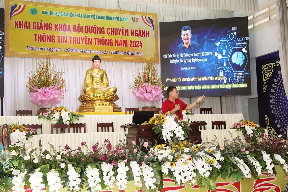 Nhà báo - cư sĩ Thiện Đức trình bày trong chiều 2/4, tại khóa Bồi dưỡng chuyên ngành TT-TT 2024 do Ban TT-TT Phật giáo tỉnh Tiền Giang tổ chức