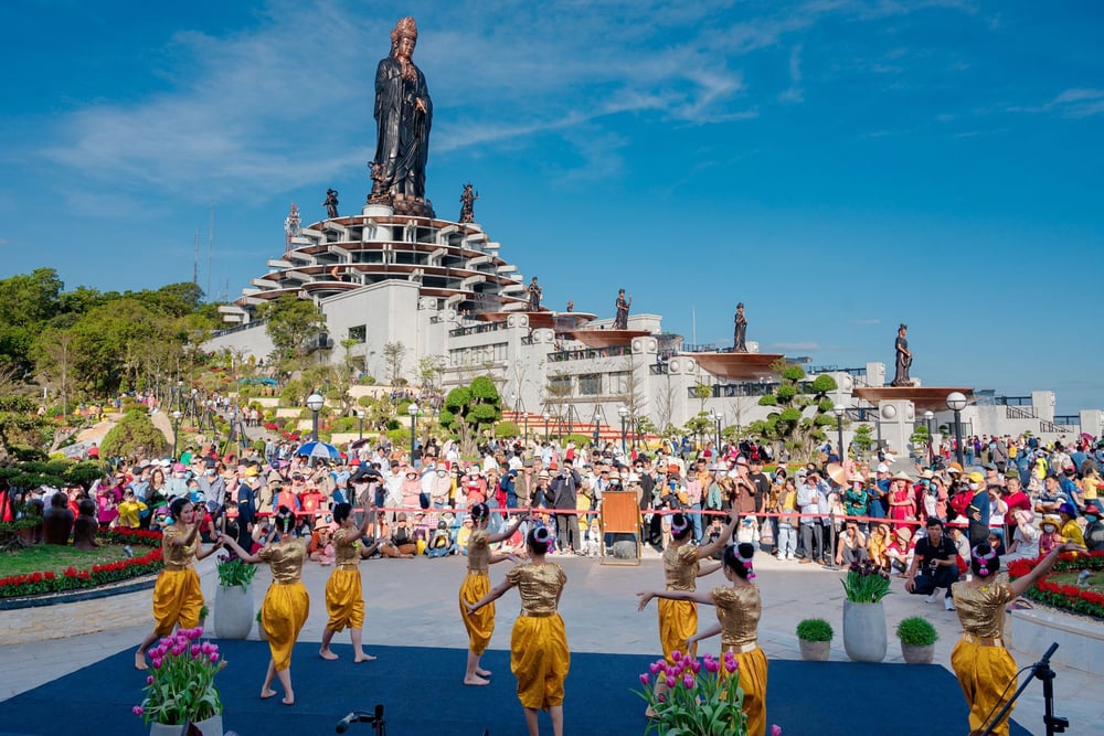 10 Đông đảo du khách xem chương trình biểu diễn nghệ thuật truyền thống của người Khmer trong dịp Hội xuân núi Bà Đen 2023. Ảnh Dương Đức Kiên