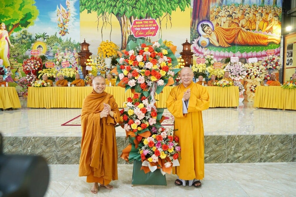 Thượng tọa Thích Tâm Định - Trưởng BTS Phật giáo tỉnh Thanh Hóa tặng lẵng hoa chúc mừng đến Thượng tọa Giác Hoàng, trụ trì tịnh xá Linh Sơn